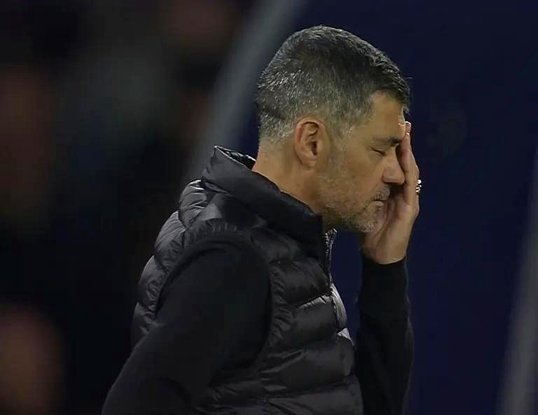 那不勒斯遭遇主场溃败,球队防线频频失守 那不勒斯遭遇主场溃败,球队防线频频失守